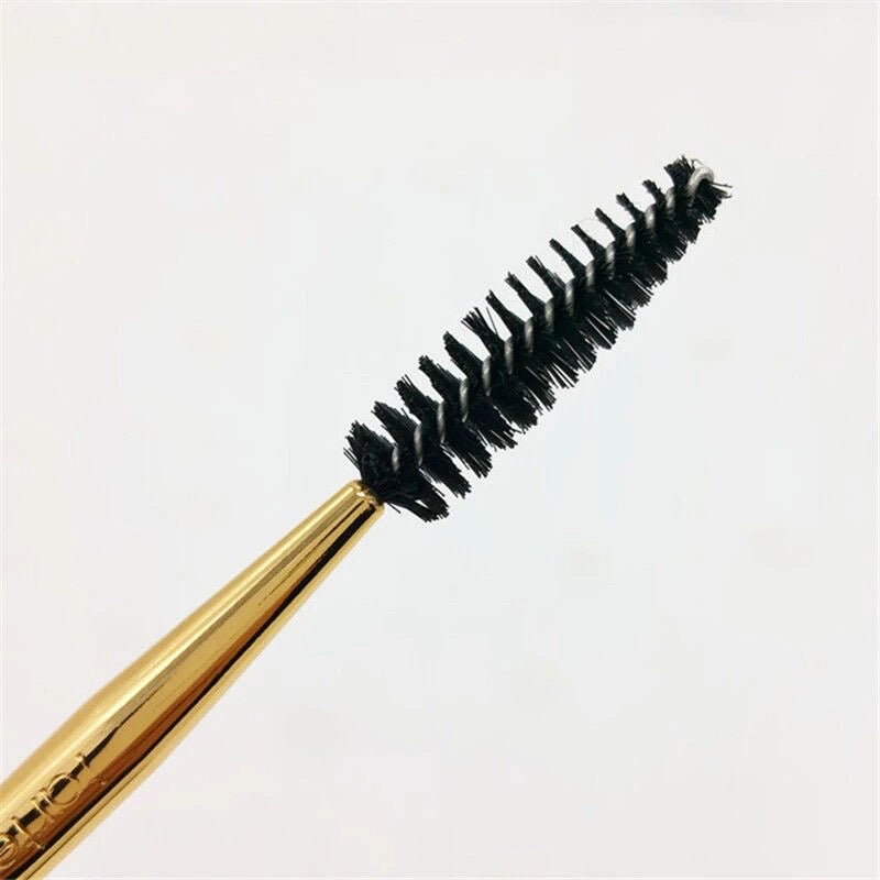 Brauenpinsel und Bürstchen in einem